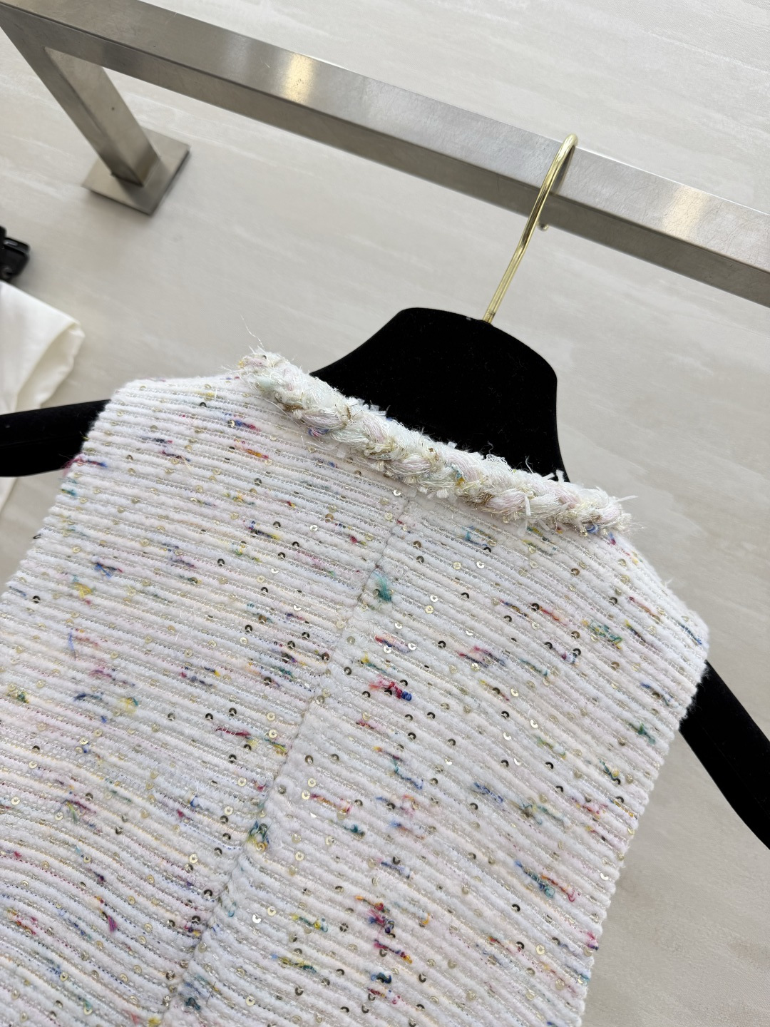 #Chane♡²⁶新款彩点粗花呢马甲 法式精致和春日元气焊在了一起💫奶白底+细碎彩点纱线 自带温柔滤镜 