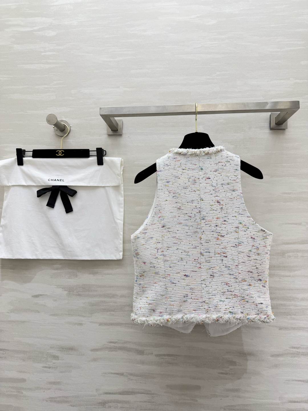 #Chane♡²⁶新款彩点粗花呢马甲 法式精致和春日元气焊在了一起💫奶白底+细碎彩点纱线 自带温柔滤镜 