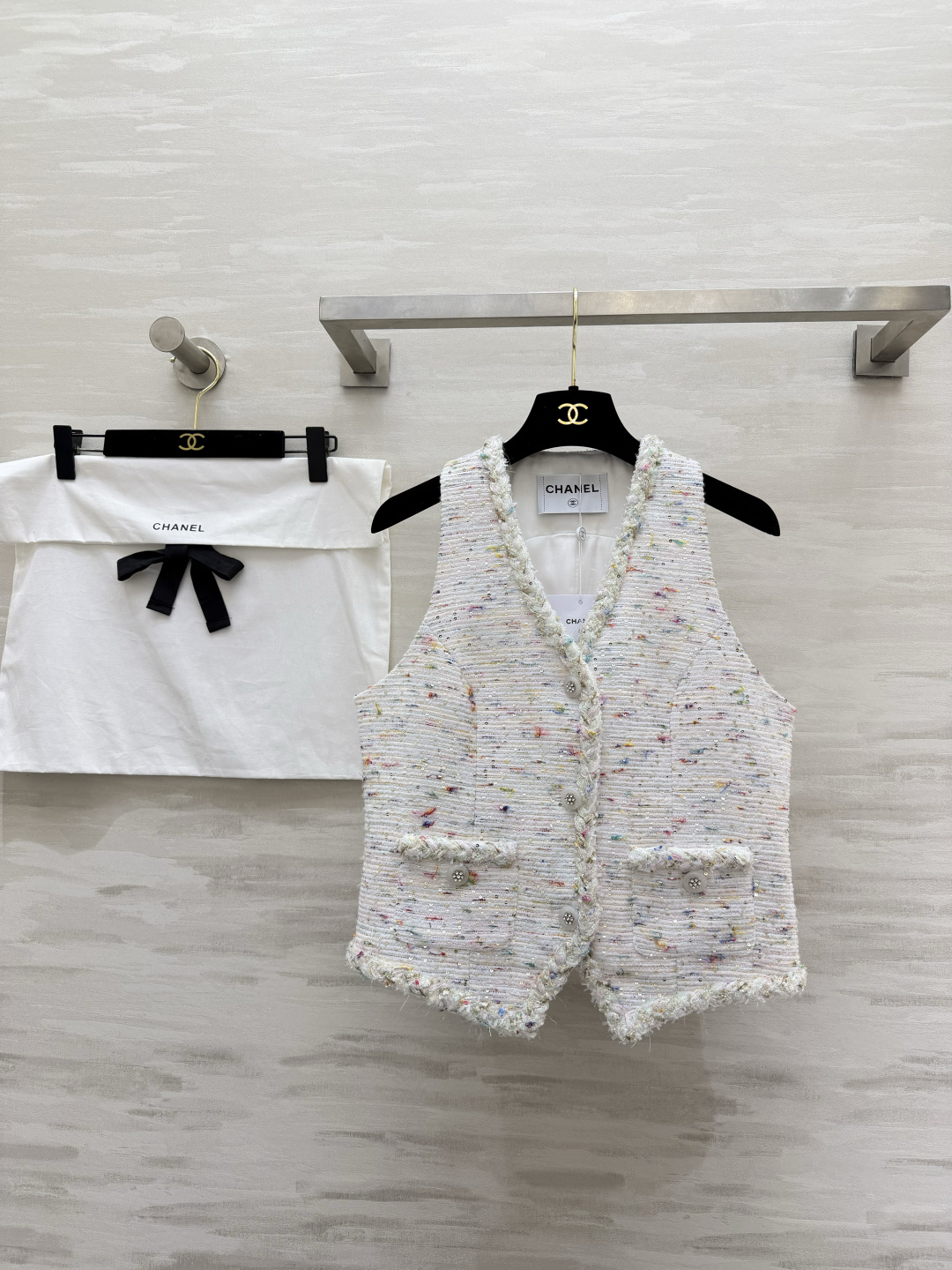 #Chane♡²⁶新款彩点粗花呢马甲 法式精致和春日元气焊在了一起💫奶白底+细碎彩点纱线 自带温柔滤镜 