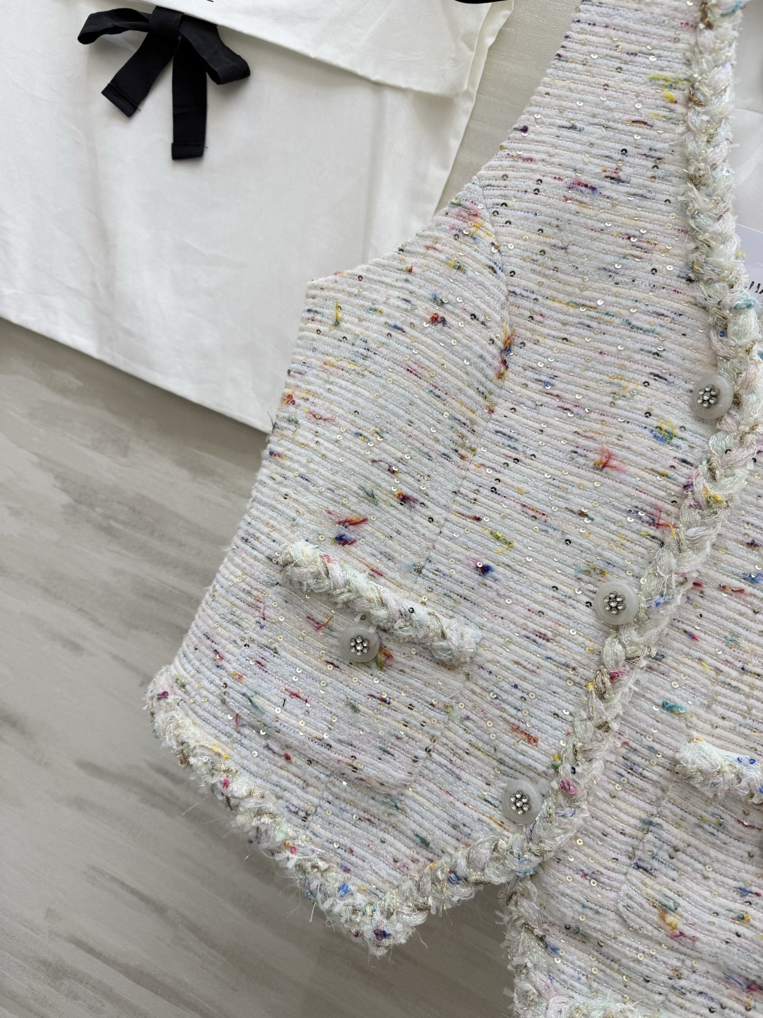 #Chane♡²⁶新款彩点粗花呢马甲 法式精致和春日元气焊在了一起💫奶白底+细碎彩点纱线 自带温柔滤镜 