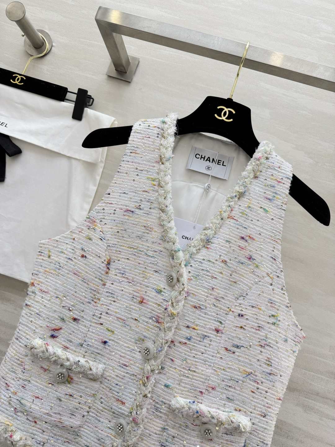 #Chane♡²⁶新款彩点粗花呢马甲 法式精致和春日元气焊在了一起💫奶白底+细碎彩点纱线 自带温柔滤镜 