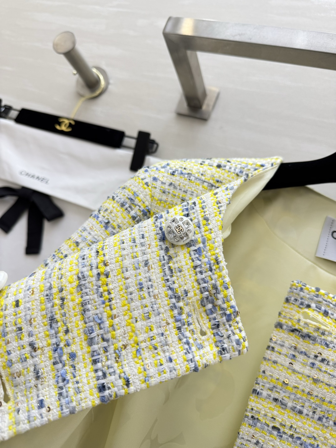 #Chane♡²⁶高定系列 黄蓝混色粗花呢外套 法式轻奢和春日元气焊在了一起💛💙 经典圆领复古又利落 自