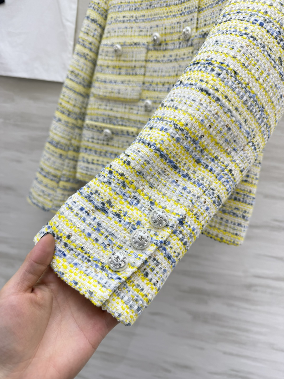 #Chane♡²⁶高定系列 黄蓝混色粗花呢外套 法式轻奢和春日元气焊在了一起💛💙 经典圆领复古又利落 自