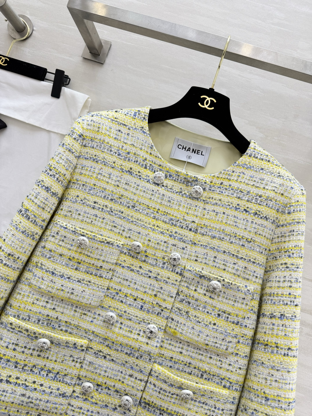 #Chane♡²⁶高定系列 黄蓝混色粗花呢外套 法式轻奢和春日元气焊在了一起💛💙 经典圆领复古又利落 自
