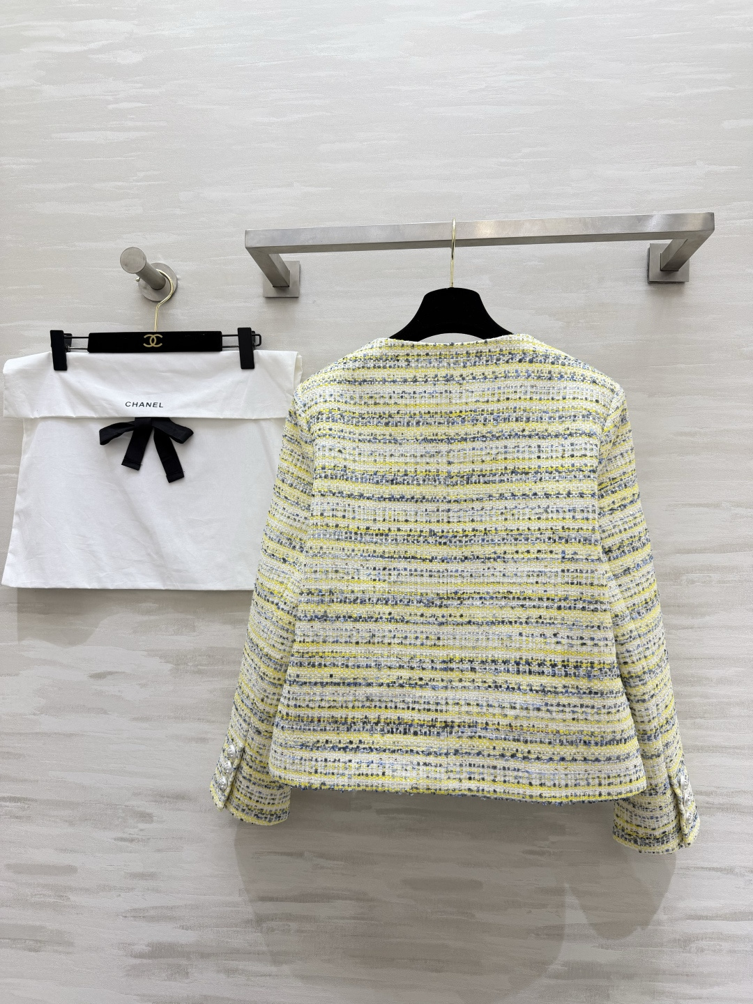 #Chane♡²⁶高定系列 黄蓝混色粗花呢外套 法式轻奢和春日元气焊在了一起💛💙 经典圆领复古又利落 自