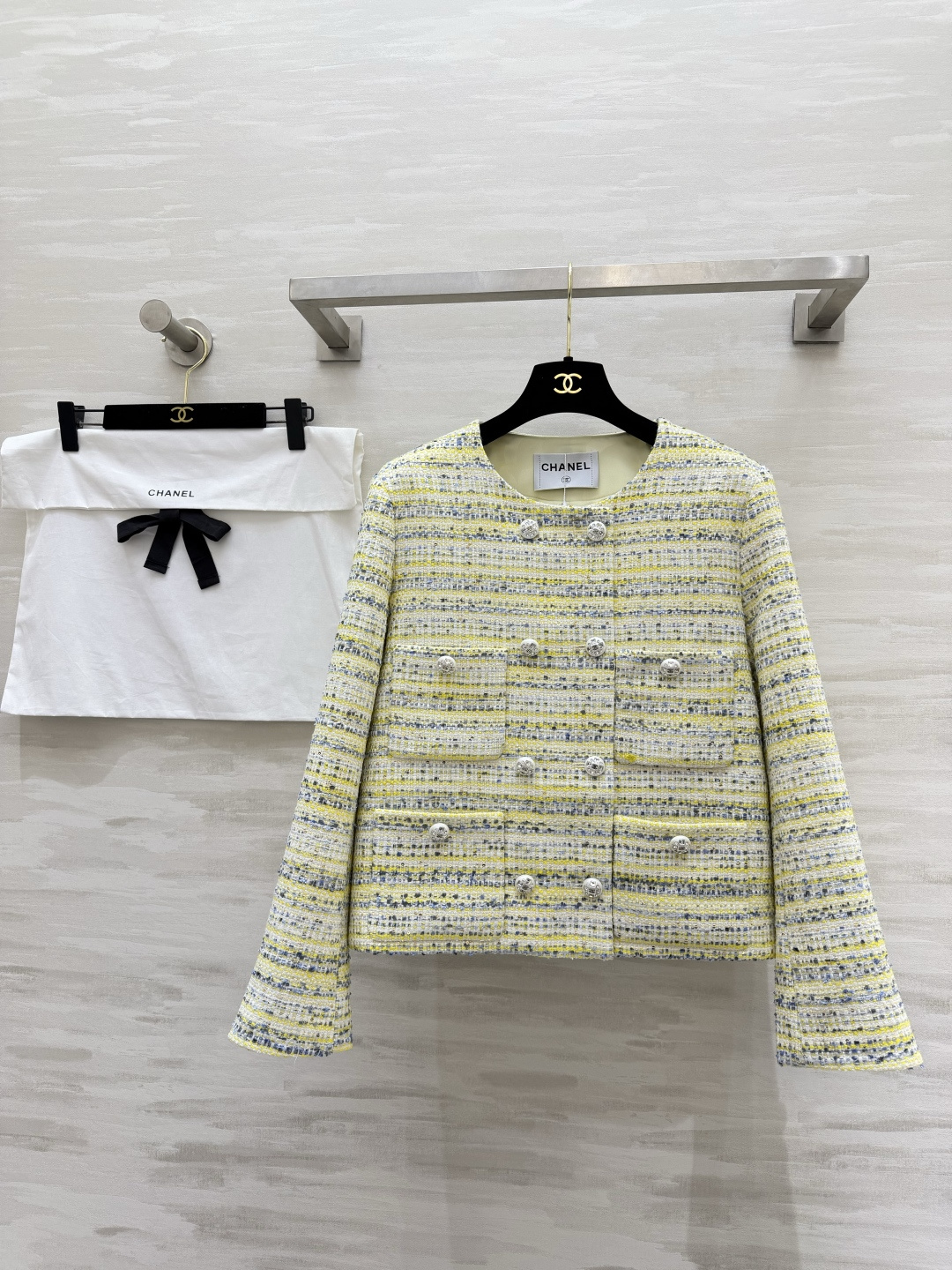 #Chane♡²⁶高定系列 黄蓝混色粗花呢外套 法式轻奢和春日元气焊在了一起💛💙 经典圆领复古又利落 自