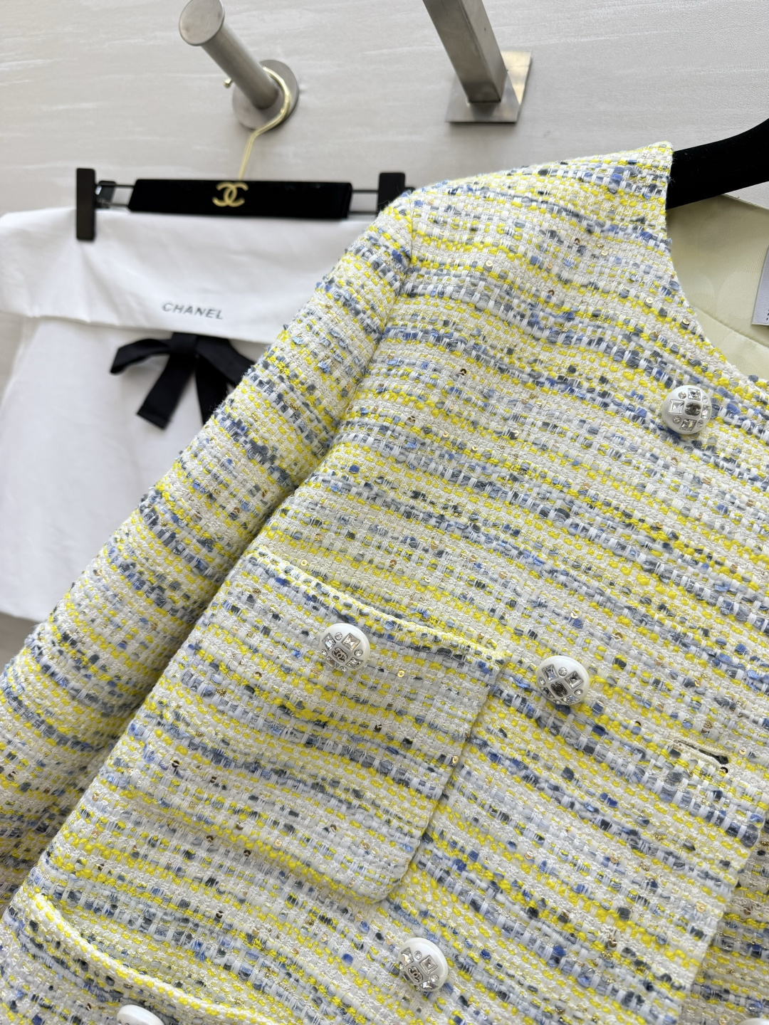 #Chane♡²⁶高定系列 黄蓝混色粗花呢外套 法式轻奢和春日元气焊在了一起💛💙 经典圆领复古又利落 自