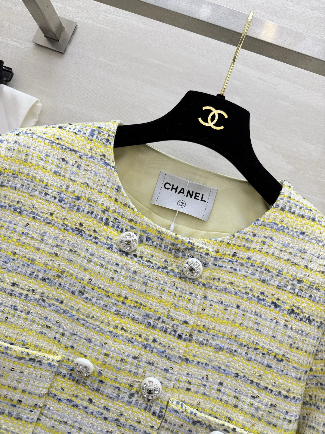 #Chane♡²⁶高定系列 黄蓝混色粗花呢外套 法式轻奢和春日元气焊在了一起💛💙 经典圆领复古又利落 自