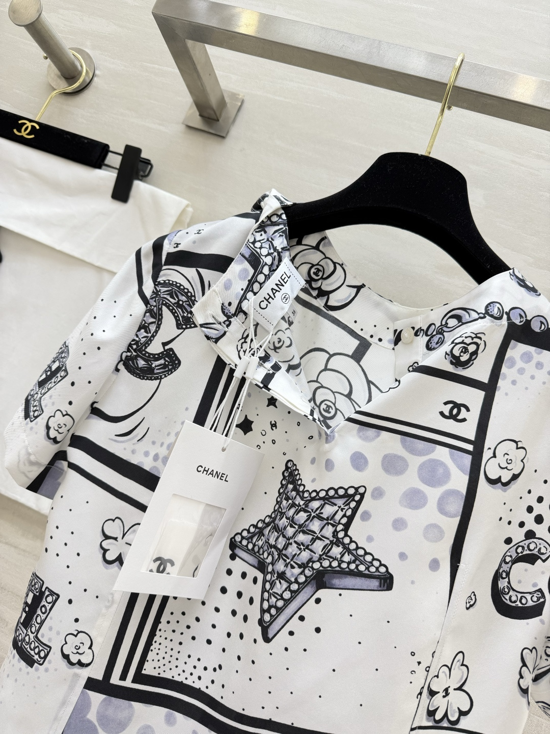 #Chane♡²⁶B 满印花短袖真丝上衣 100%定制桑蚕丝 上身丝滑透气 高品质定制 现货首发size