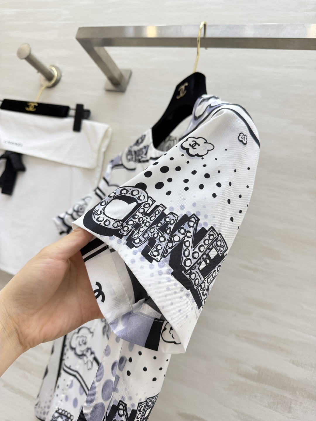 #Chane♡²⁶B 满印花短袖真丝上衣 100%定制桑蚕丝 上身丝滑透气 高品质定制 现货首发size