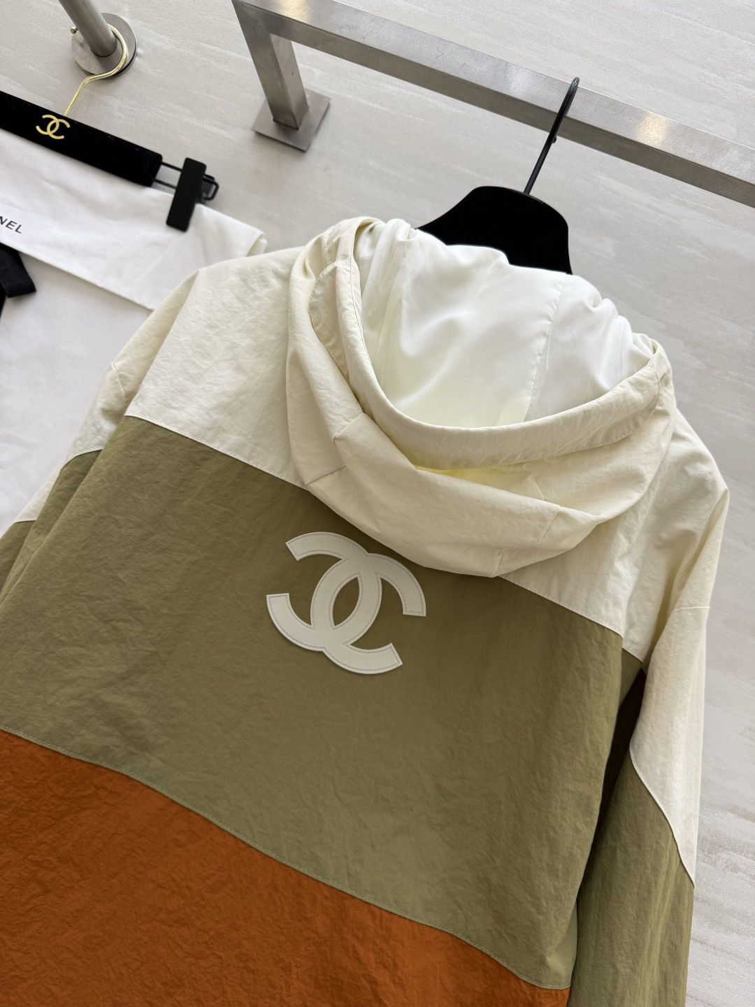 #Chane♡²⁶新款 拼色连帽外套 ▪️ 橄榄绿拼焦糖棕，春日限定配色▪️ 轻量化面料，宽松版型不挑人