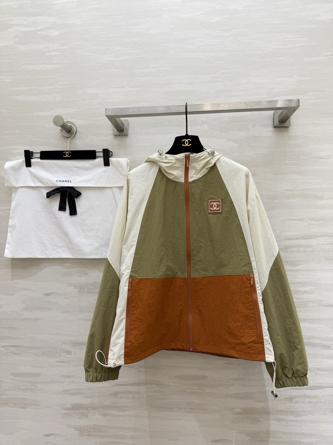 #Chane♡²⁶新款 拼色连帽外套 ▪️ 橄榄绿拼焦糖棕，春日限定配色▪️ 轻量化面料，宽松版型不挑人