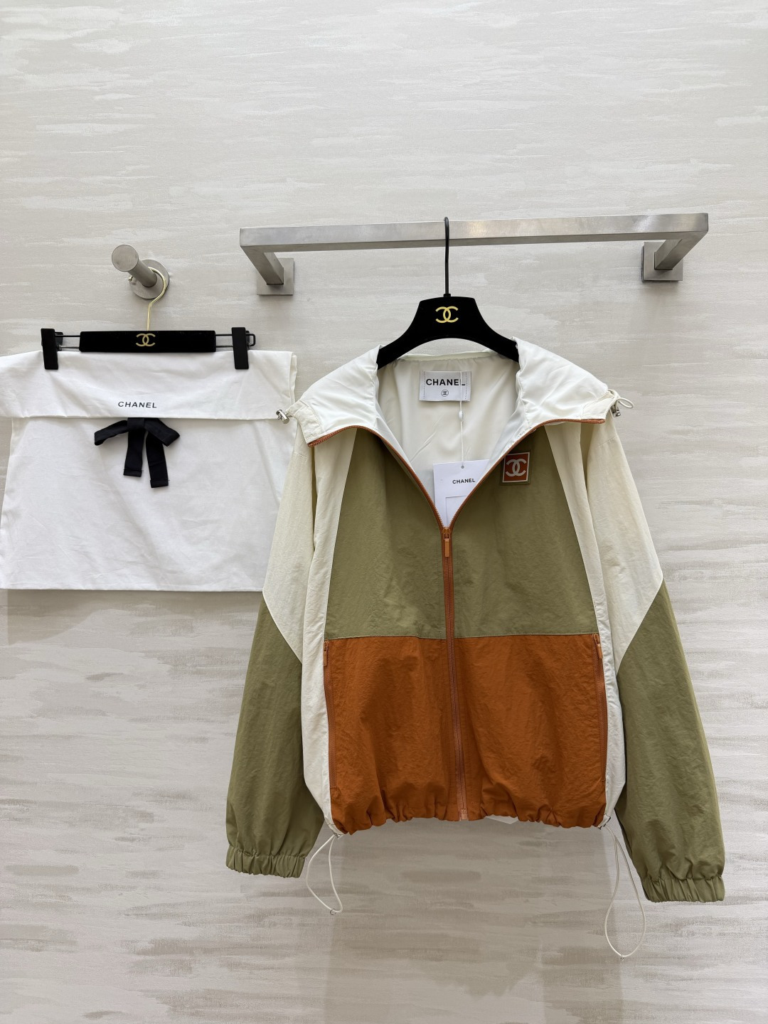 #Chane♡²⁶新款 拼色连帽外套 ▪️ 橄榄绿拼焦糖棕，春日限定配色▪️ 轻量化面料，宽松版型不挑人