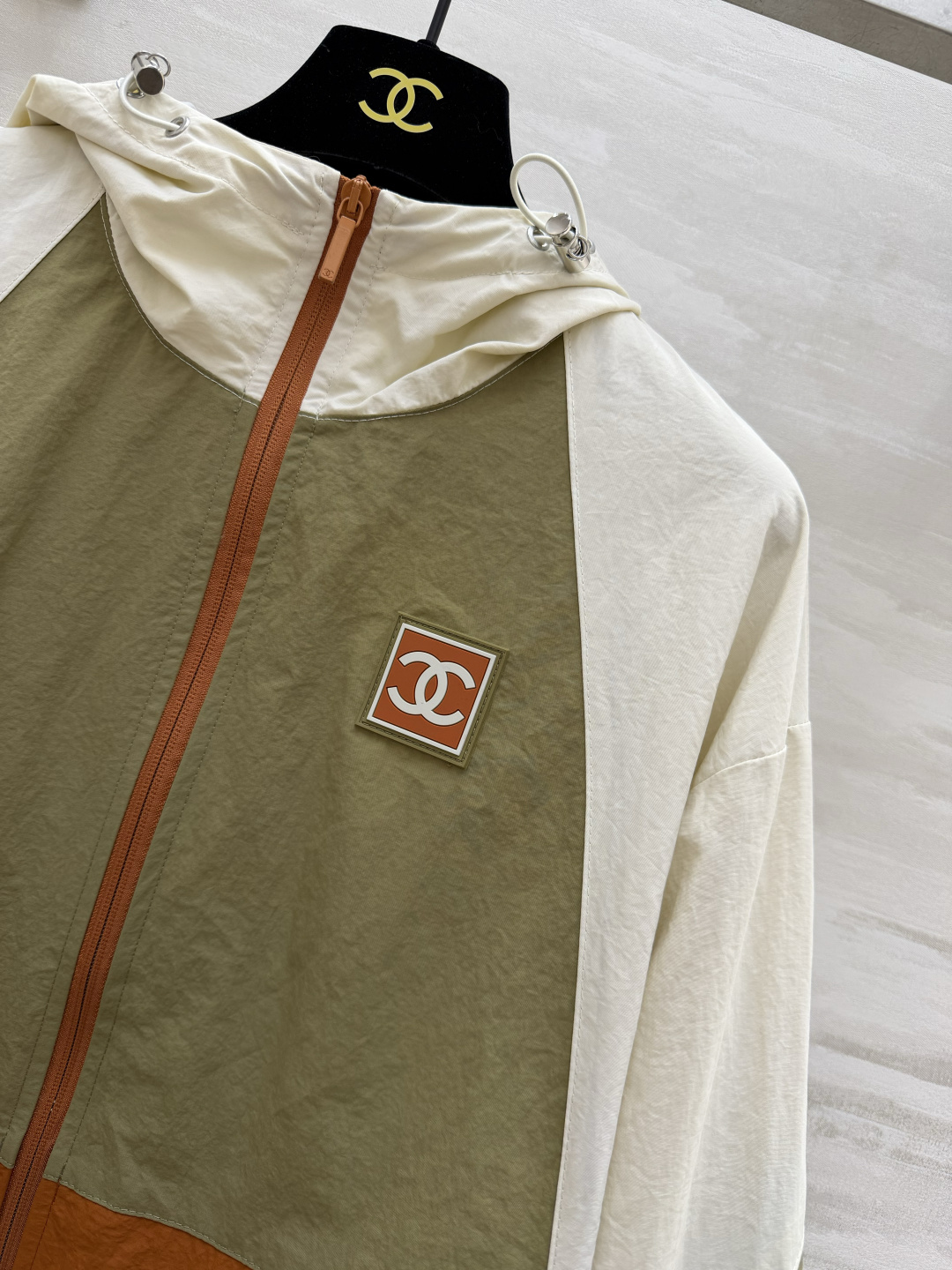 #Chane♡²⁶新款 拼色连帽外套 ▪️ 橄榄绿拼焦糖棕，春日限定配色▪️ 轻量化面料，宽松版型不挑人