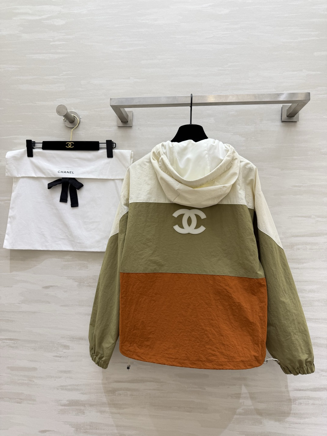 #Chane♡²⁶新款 拼色连帽外套 ▪️ 橄榄绿拼焦糖棕，春日限定配色▪️ 轻量化面料，宽松版型不挑人