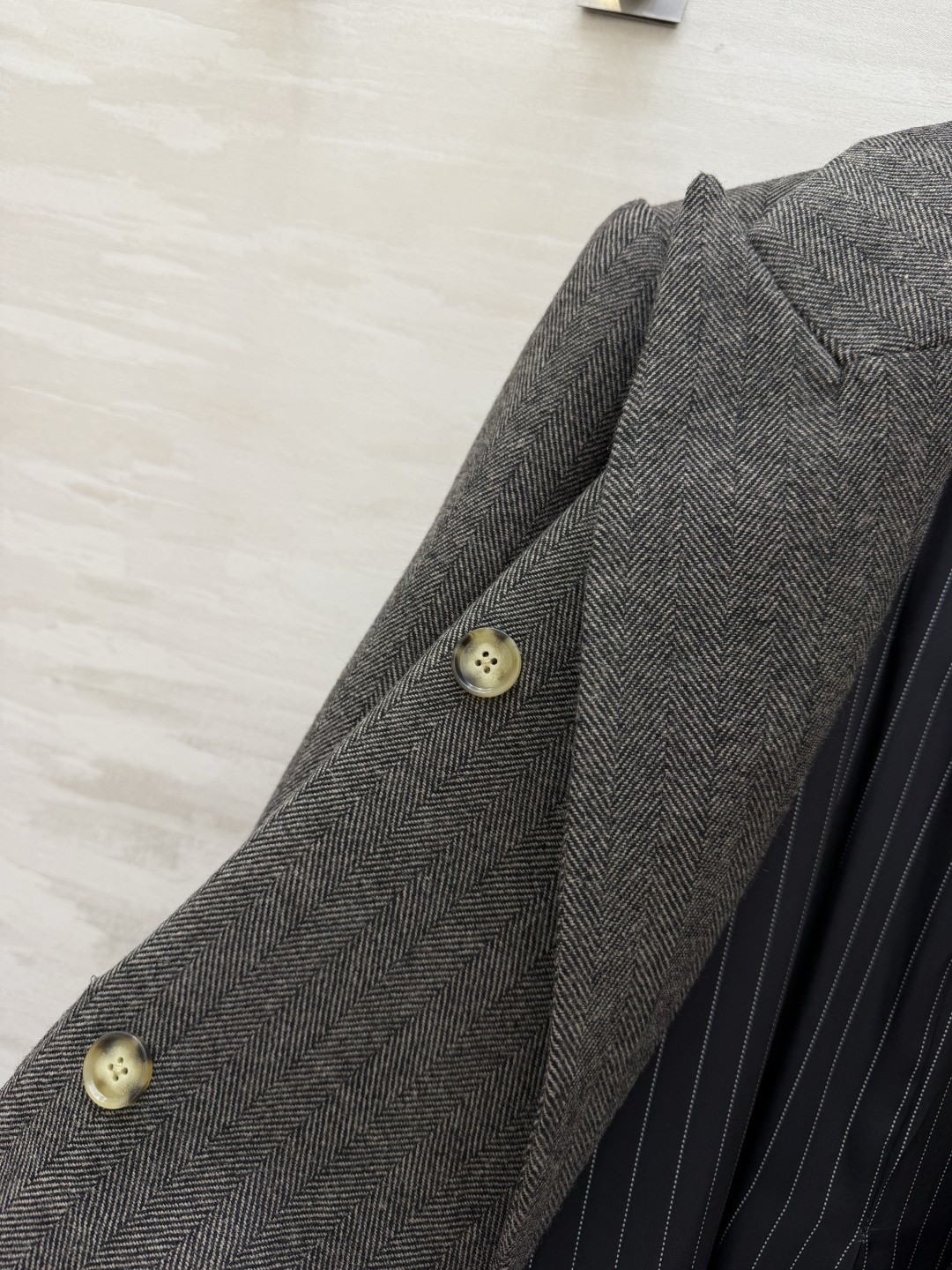 Ermanno scervino²⁶新款 深灰人字纹大衣 经典大气廓形 低调中透着高级 简约却足够惊艳！