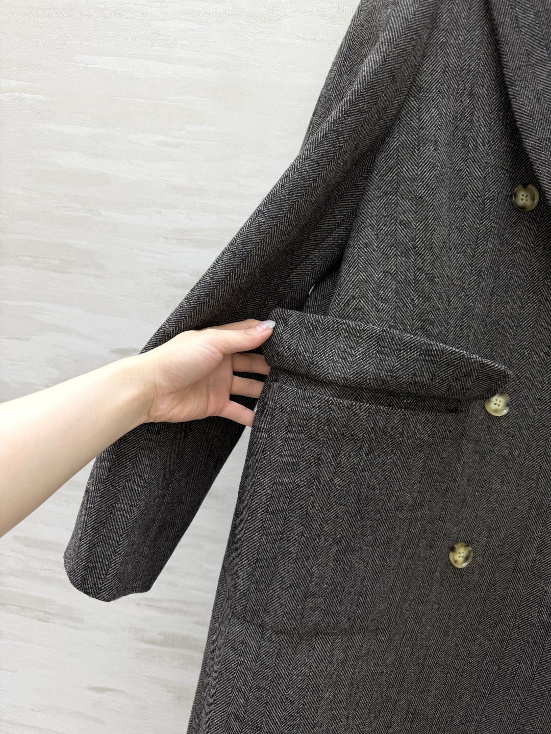 Ermanno scervino²⁶新款 深灰人字纹大衣 经典大气廓形 低调中透着高级 简约却足够惊艳！