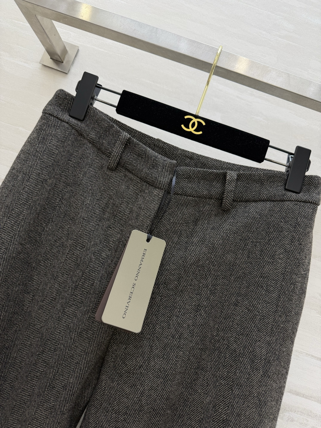 Ermanno Scervin♡²⁶新款 人字纹直筒西裤 把高级感焊在身上✨深灰人字纹羊毛面料自带复古腔