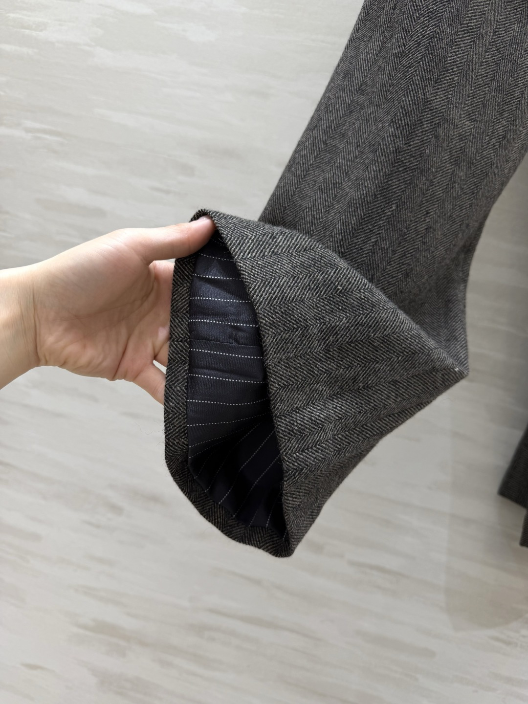 Ermanno Scervin♡²⁶新款 人字纹直筒西裤 把高级感焊在身上✨深灰人字纹羊毛面料自带复古腔