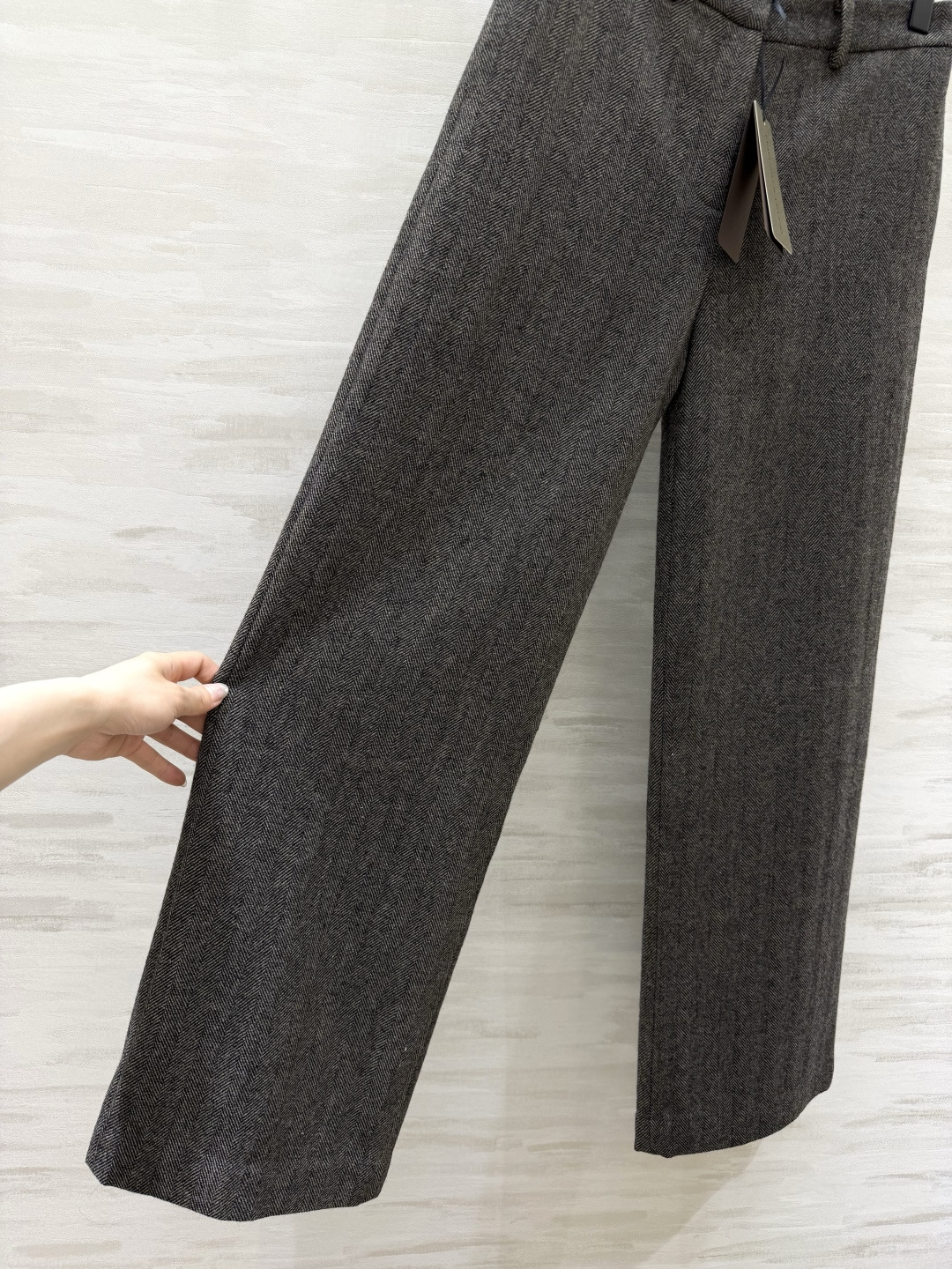 Ermanno Scervin♡²⁶新款 人字纹直筒西裤 把高级感焊在身上✨深灰人字纹羊毛面料自带复古腔