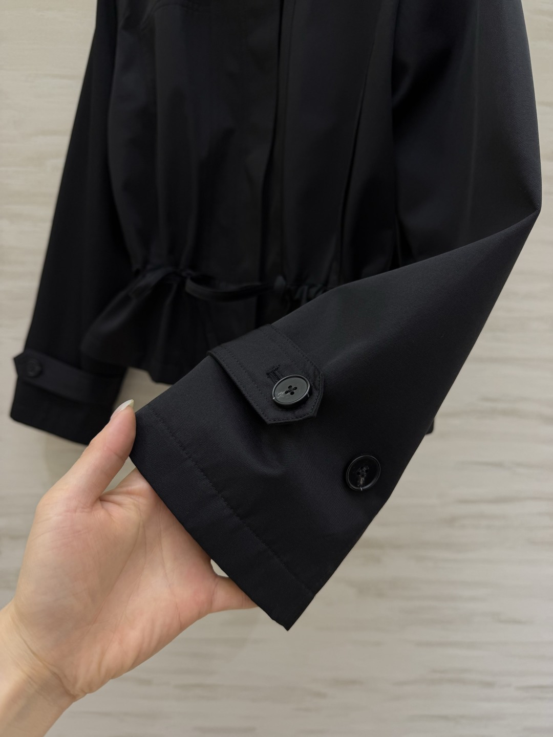 #Moncle♡²⁶新款 翻领抽绳收腰风衣外套 利落翻领+抽绳收腰 随性又显比例 卡其色温柔高级 黑色酷