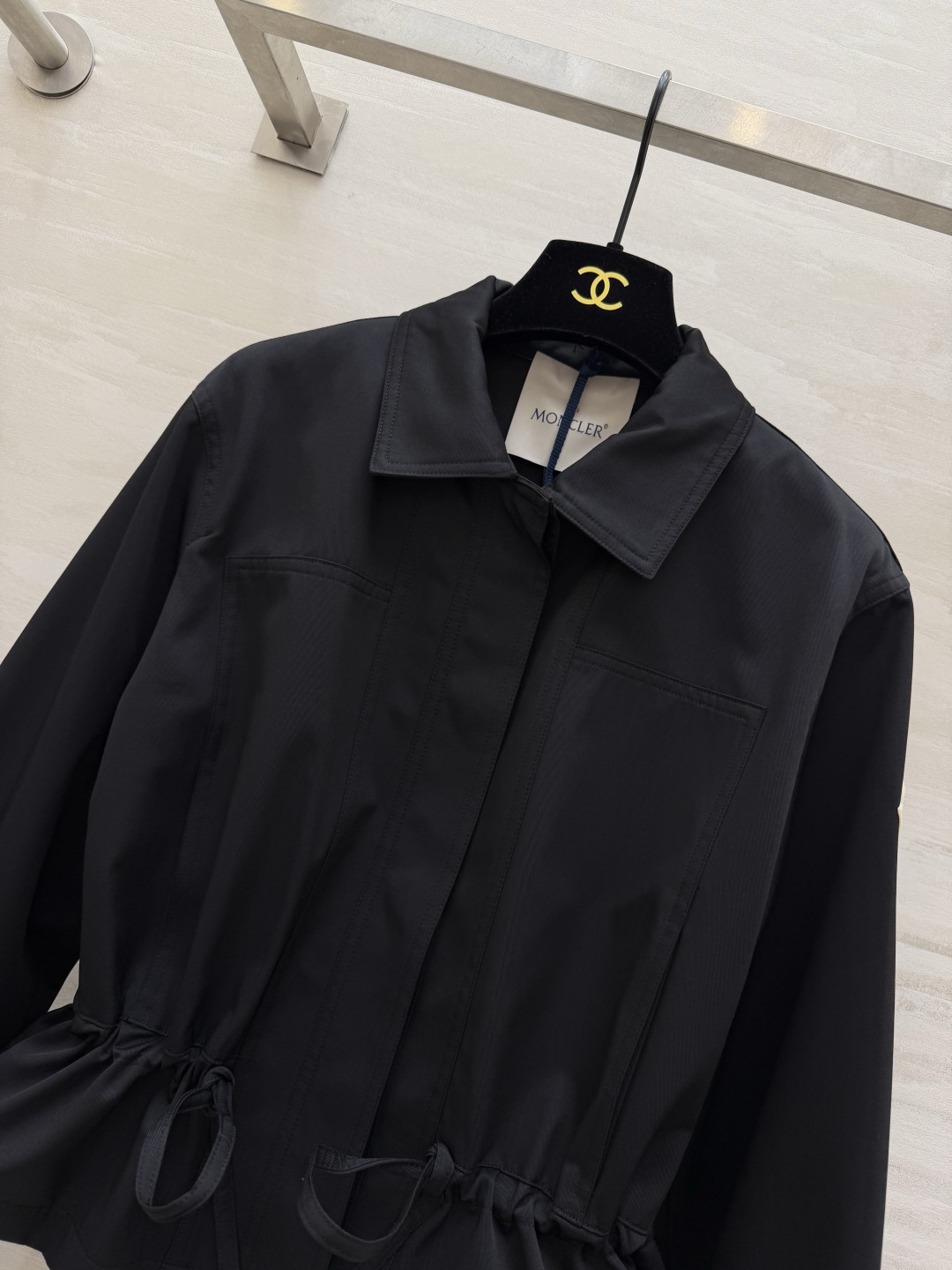 #Moncle♡²⁶新款 翻领抽绳收腰风衣外套 利落翻领+抽绳收腰 随性又显比例 卡其色温柔高级 黑色酷