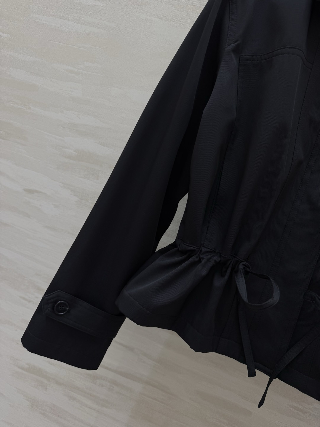 #Moncle♡²⁶新款 翻领抽绳收腰风衣外套 利落翻领+抽绳收腰 随性又显比例 卡其色温柔高级 黑色酷