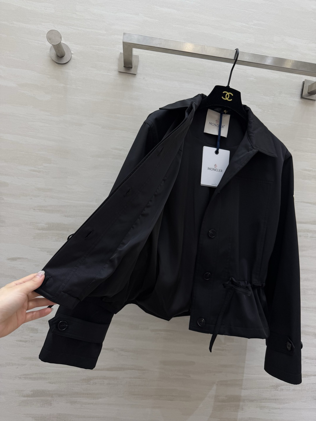 #Moncle♡²⁶新款 翻领抽绳收腰风衣外套 利落翻领+抽绳收腰 随性又显比例 卡其色温柔高级 黑色酷