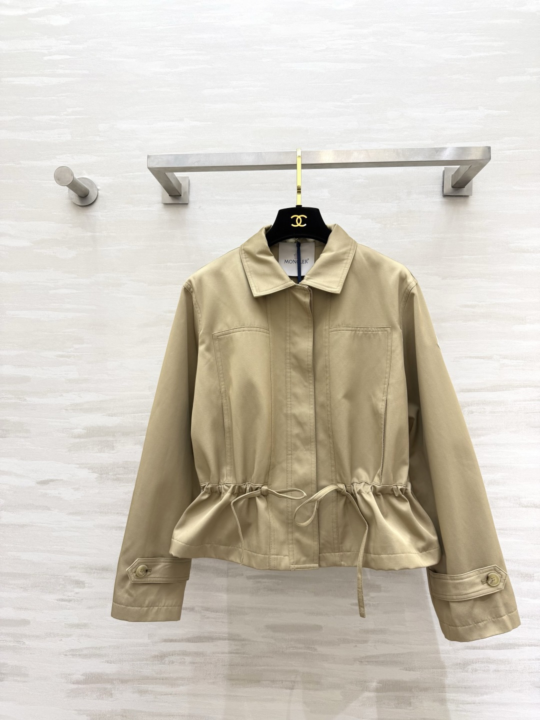 NO:784092,#Moncle New Lapel Drawstring Waist Windbreaker Jacket. Neat lapels + drawstring waist. Casual and proportional. Khaki color is gentle and advanced. Black is cool and versatile. Iconic badge details are low-key and recognizable. You can easily hold it while commuting or going out on the street!  High-quality customization, available in stock, sizes S/M/L (S size shoulder width 42, bust 94, length 52), Moncler, jackets & coats,19860909#Moncle新款 翻领抽绳收腰风衣外套 利落翻领+抽绳收腰 随性又显比例 卡其色温柔高级 黑色酷飒百搭 标志性徽章细节 低调又有辨识度 通勤、出街都能轻松hold住！高品质定制 现货首发sizeS/M/L（s码肩宽42,胸围94,衣长52）,蒙口-服装,Moncler,jackets & coats,,Women's clothing