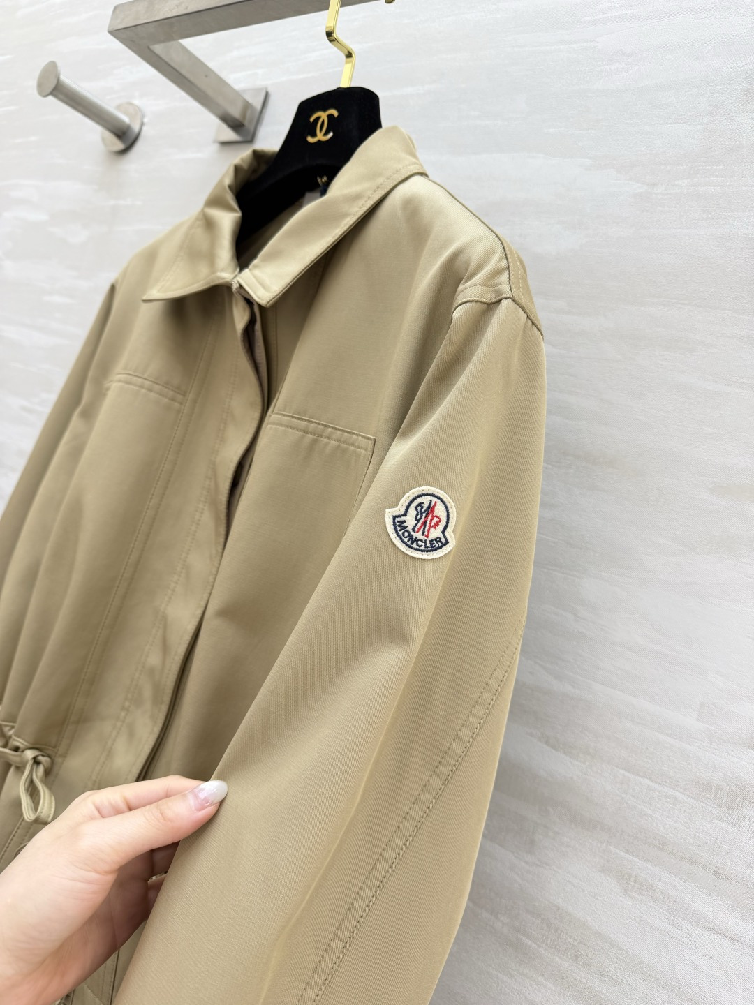 #Moncle♡²⁶新款 翻领抽绳收腰风衣外套 利落翻领+抽绳收腰 随性又显比例 卡其色温柔高级 黑色酷