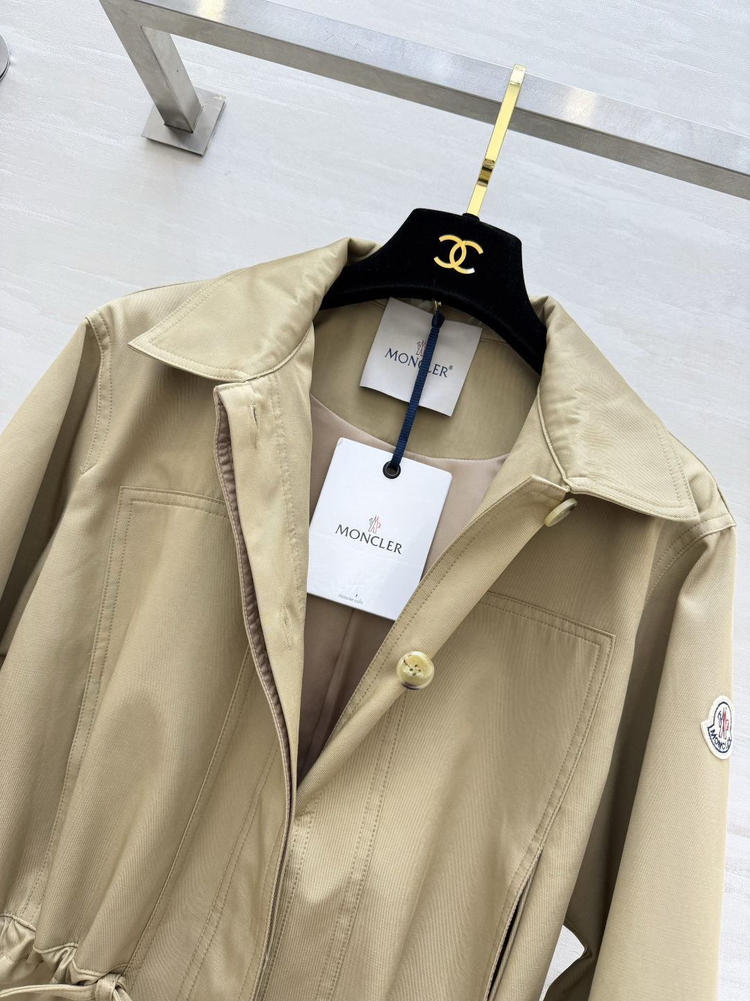 #Moncle♡²⁶新款 翻领抽绳收腰风衣外套 利落翻领+抽绳收腰 随性又显比例 卡其色温柔高级 黑色酷