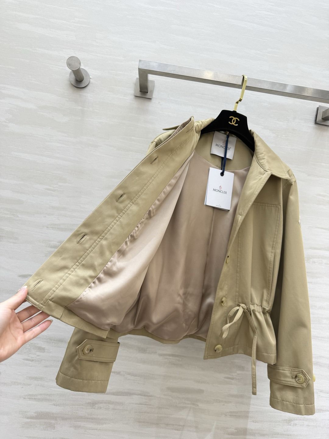 #Moncle♡²⁶新款 翻领抽绳收腰风衣外套 利落翻领+抽绳收腰 随性又显比例 卡其色温柔高级 黑色酷
