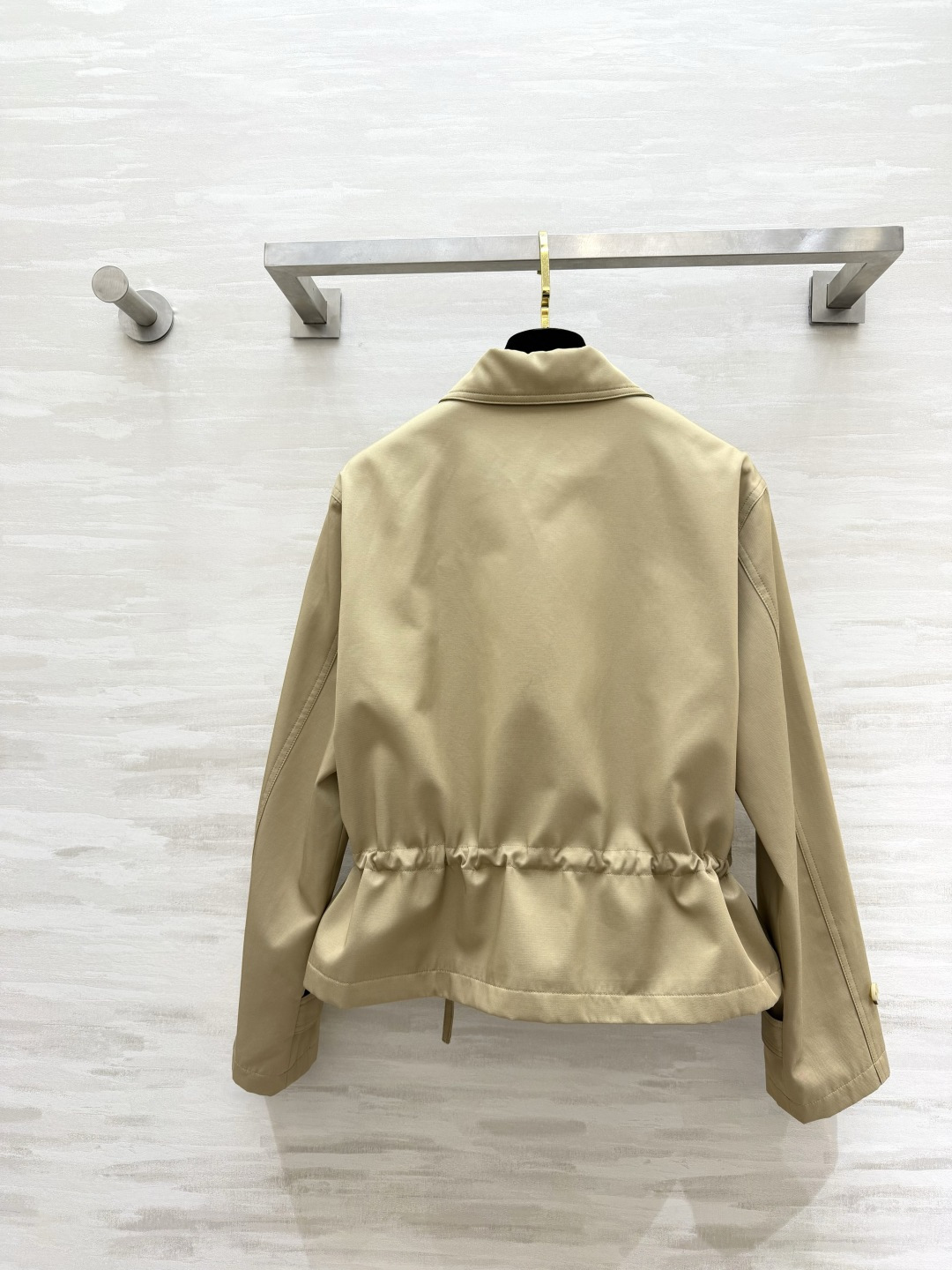 #Moncle♡²⁶新款 翻领抽绳收腰风衣外套 利落翻领+抽绳收腰 随性又显比例 卡其色温柔高级 黑色酷
