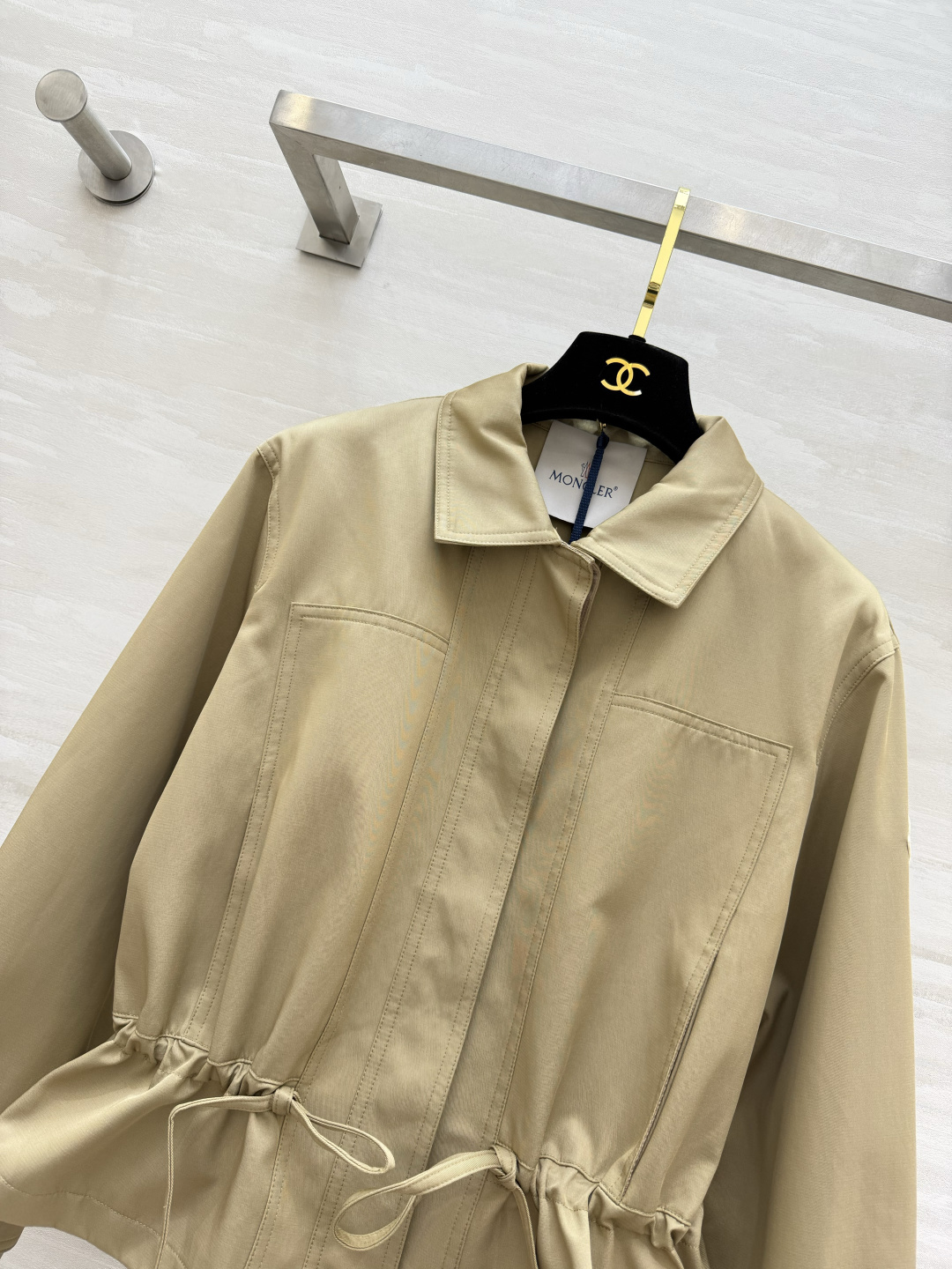 #Moncle♡²⁶新款 翻领抽绳收腰风衣外套 利落翻领+抽绳收腰 随性又显比例 卡其色温柔高级 黑色酷