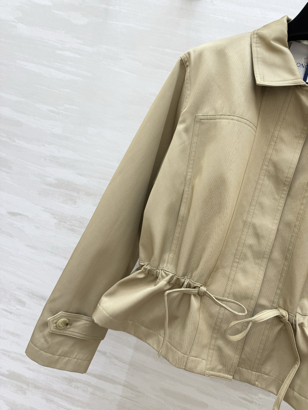 #Moncle♡²⁶新款 翻领抽绳收腰风衣外套 利落翻领+抽绳收腰 随性又显比例 卡其色温柔高级 黑色酷