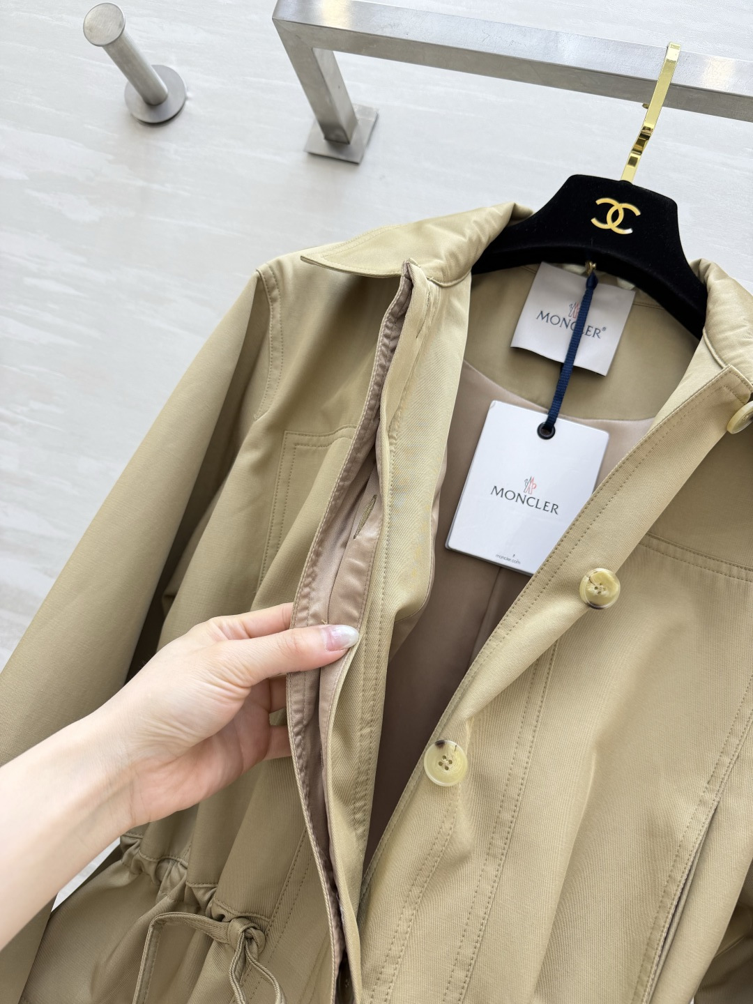 #Moncle♡²⁶新款 翻领抽绳收腰风衣外套 利落翻领+抽绳收腰 随性又显比例 卡其色温柔高级 黑色酷