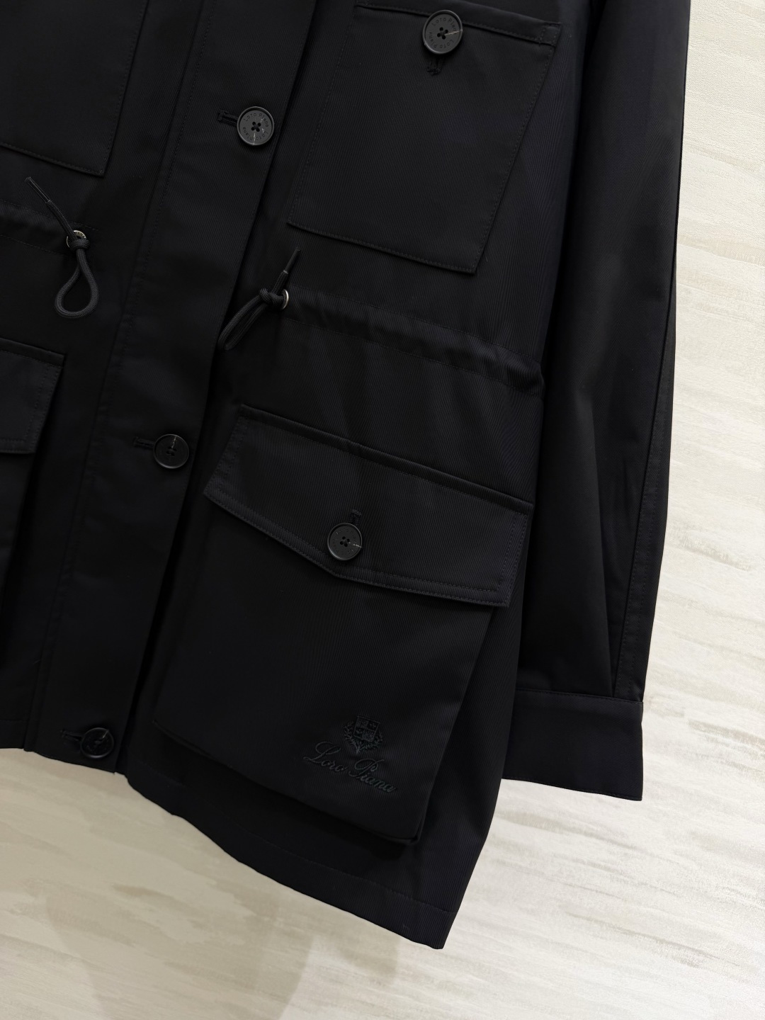 #Loro Pian♡²⁶新款 立领抽绳风衣外套 利落立领+抽绳收腰 随性又显比例 卡其色复古高级 黑色