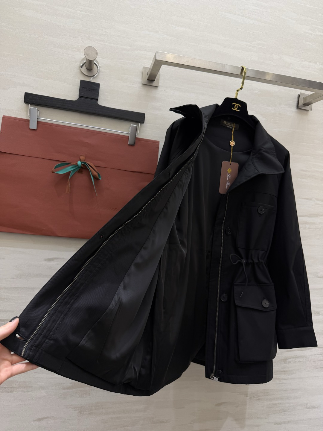 #Loro Pian♡²⁶新款 立领抽绳风衣外套 利落立领+抽绳收腰 随性又显比例 卡其色复古高级 黑色