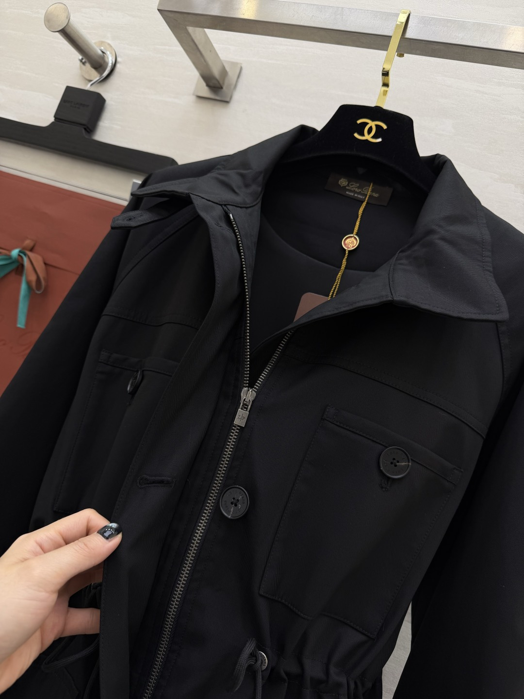 #Loro Pian♡²⁶新款 立领抽绳风衣外套 利落立领+抽绳收腰 随性又显比例 卡其色复古高级 黑色