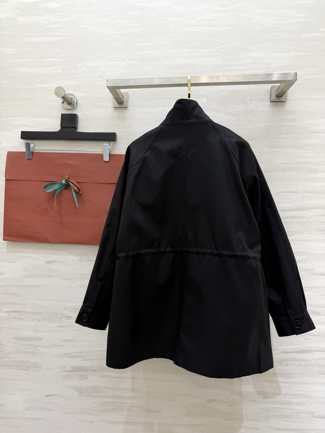 #Loro Pian♡²⁶新款 立领抽绳风衣外套 利落立领+抽绳收腰 随性又显比例 卡其色复古高级 黑色