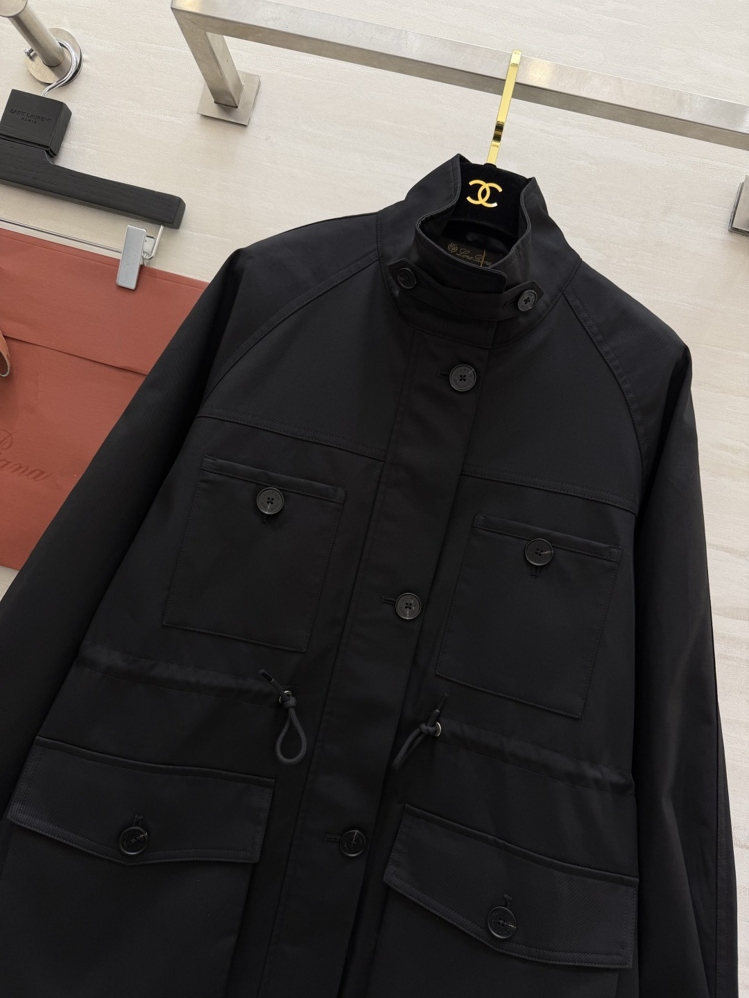 #Loro Pian♡²⁶新款 立领抽绳风衣外套 利落立领+抽绳收腰 随性又显比例 卡其色复古高级 黑色