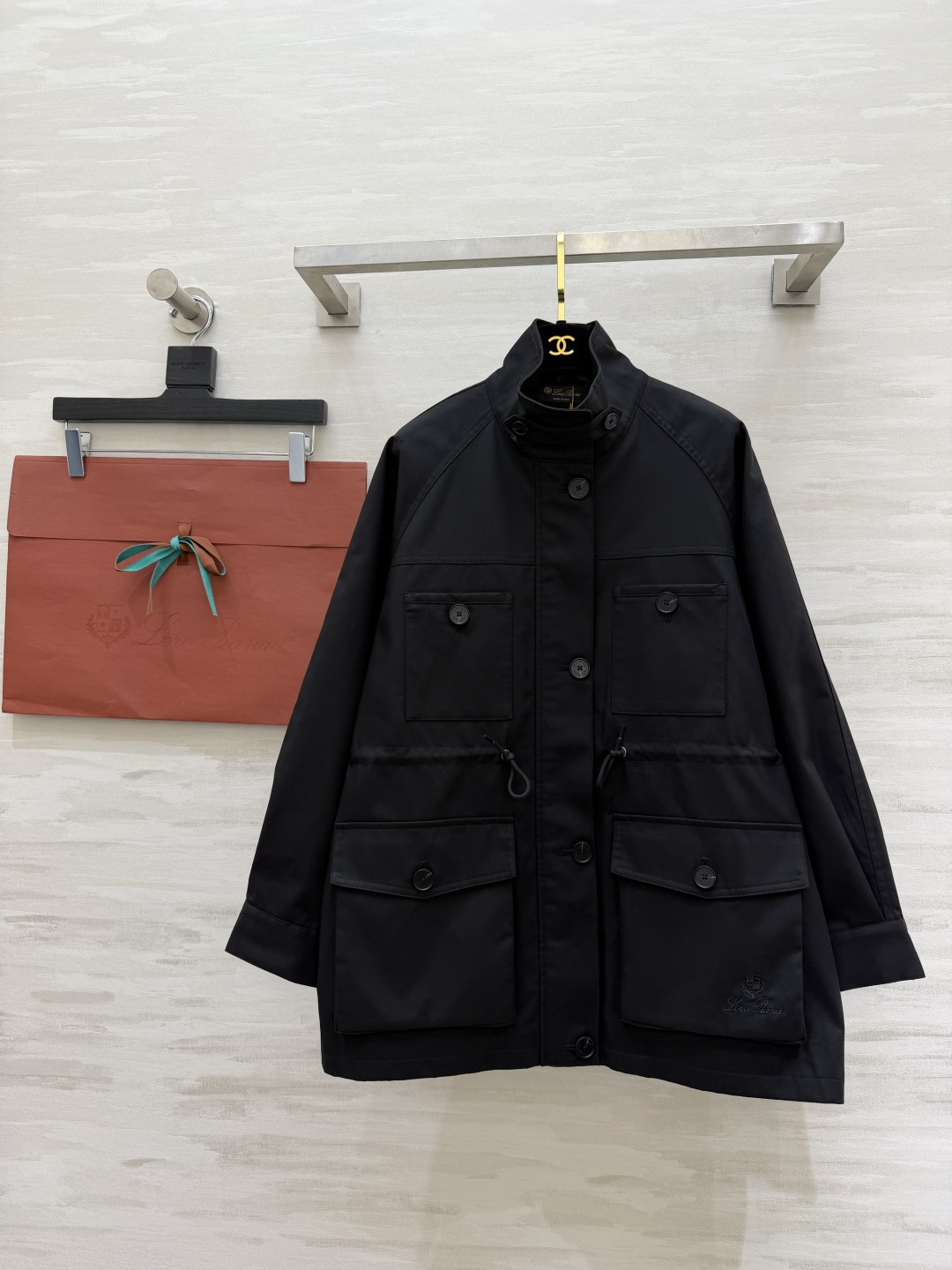 #Loro Pian♡²⁶新款 立领抽绳风衣外套 利落立领+抽绳收腰 随性又显比例 卡其色复古高级 黑色