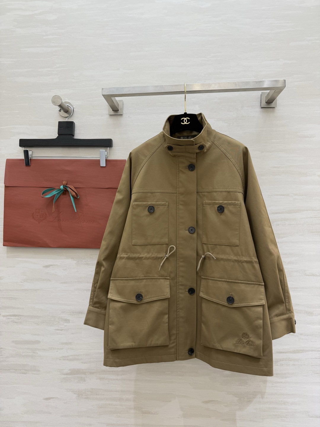 NO:784097,#Loro Pian's new style stand-up collar drawstring windbreaker jacket. Neat stand-up collar + drawstring waist. Casual and proportional. Khaki retro and high-end. Black is cool and versatile. Multi-pocket design combines practicality and style. High-quality customization. Ready for sale. SizeS/M/L (S size bust 110, length 73), women's clothing, loro piana, jackets & coats,19860909#Loro Pian新款 立领抽绳风衣外套 利落立领+抽绳收腰 随性又显比例 卡其色复古高级 黑色酷飒百搭 多口袋设计兼顾实用与腔调 高品质定制 现货首发sizeS/M/L（s码胸围110,衣长73）,女装,loro piana,jackets & coats,,Women's clothing