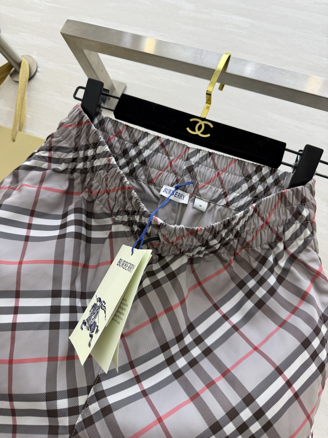 #Burberry²⁶新款格纹短裤 把英伦复古感拿捏得恰到好处✨标志性的灰白格纹自带高级滤镜 抽绳腰头设