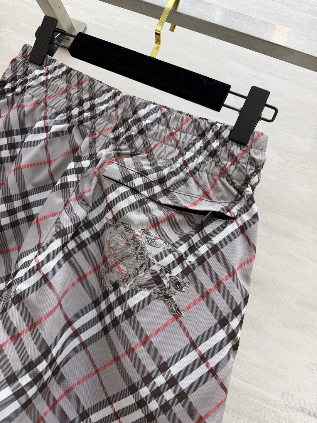#Burberry²⁶新款格纹短裤 把英伦复古感拿捏得恰到好处✨标志性的灰白格纹自带高级滤镜 抽绳腰头设