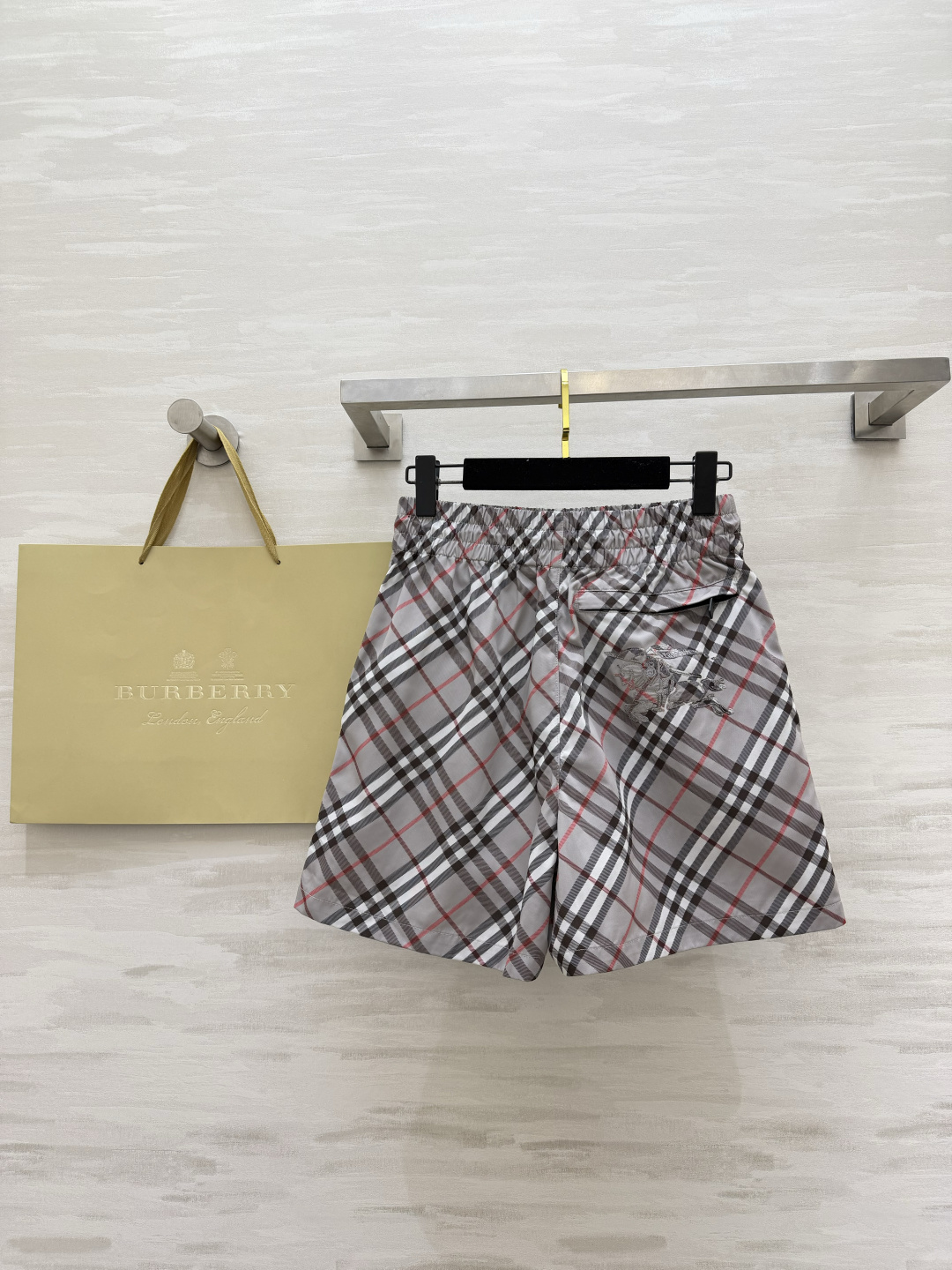 #Burberry²⁶新款格纹短裤 把英伦复古感拿捏得恰到好处✨标志性的灰白格纹自带高级滤镜 抽绳腰头设