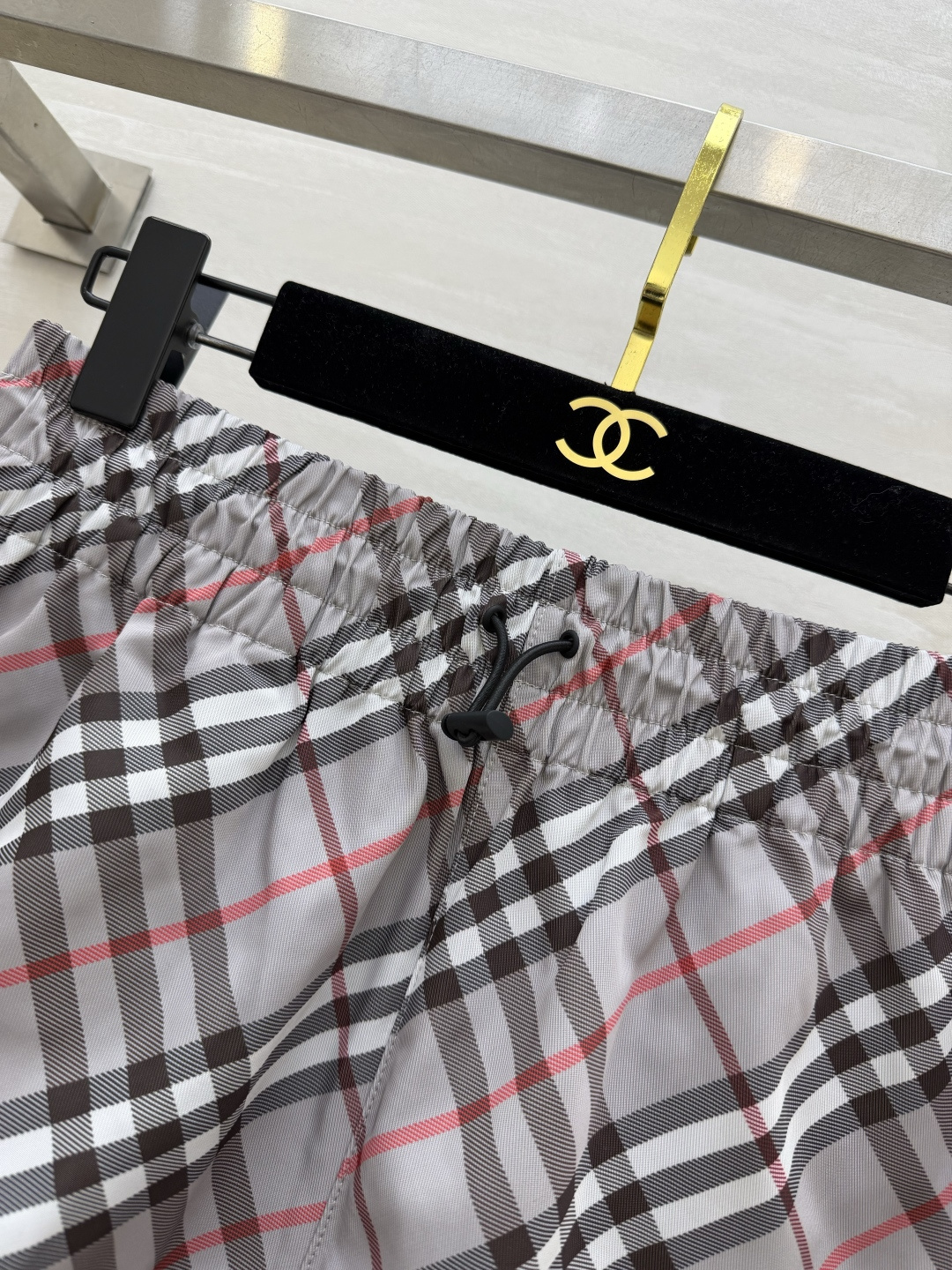 #Burberry²⁶新款格纹短裤 把英伦复古感拿捏得恰到好处✨标志性的灰白格纹自带高级滤镜 抽绳腰头设