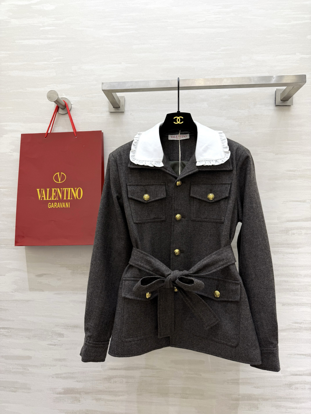 #Valentin♡²⁶新款 深灰娃娃领外套 ✨白色荷叶边娃娃领中和了工装的硬朗 金属纽扣+腰带收腰 甜