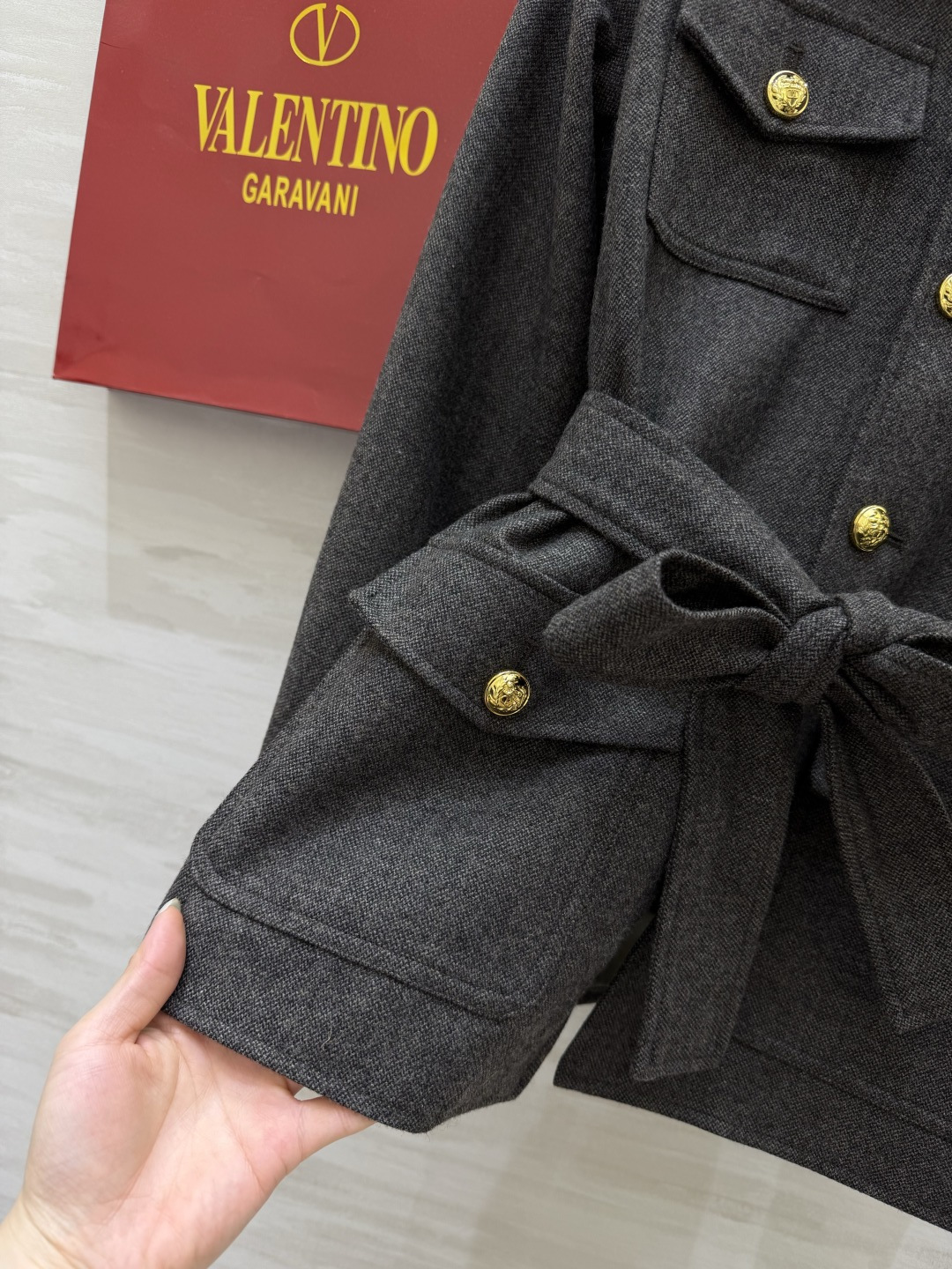 #Valentin♡²⁶新款 深灰娃娃领外套 ✨白色荷叶边娃娃领中和了工装的硬朗 金属纽扣+腰带收腰 甜