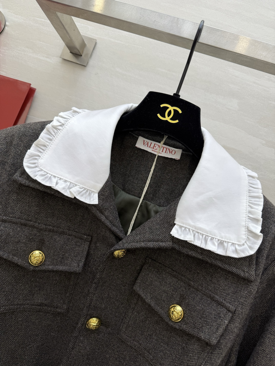 #Valentin♡²⁶新款 深灰娃娃领外套 ✨白色荷叶边娃娃领中和了工装的硬朗 金属纽扣+腰带收腰 甜